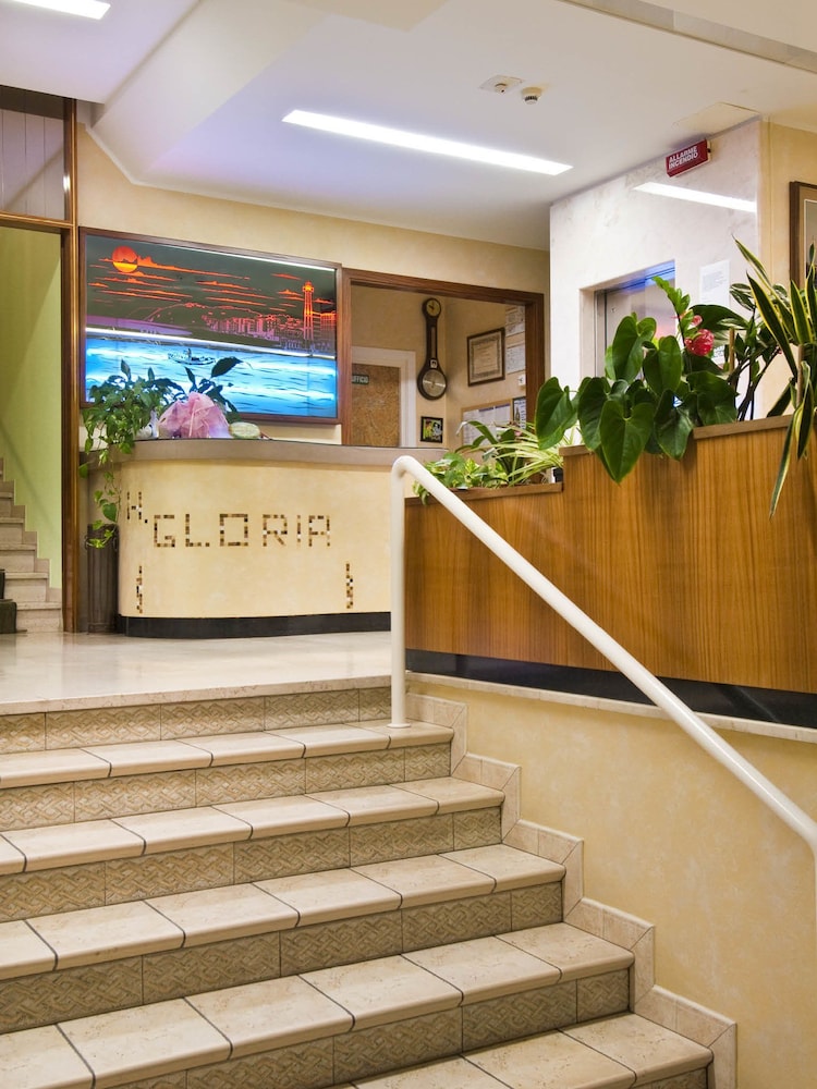 Hotel Gloria 6/74
