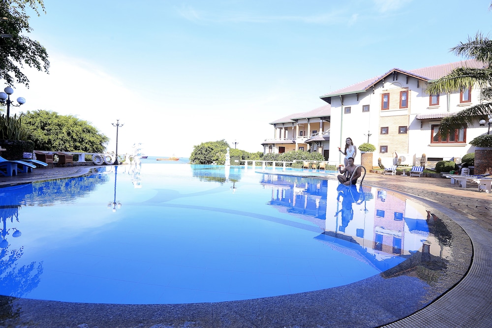 Beachfront Hotel 40/57