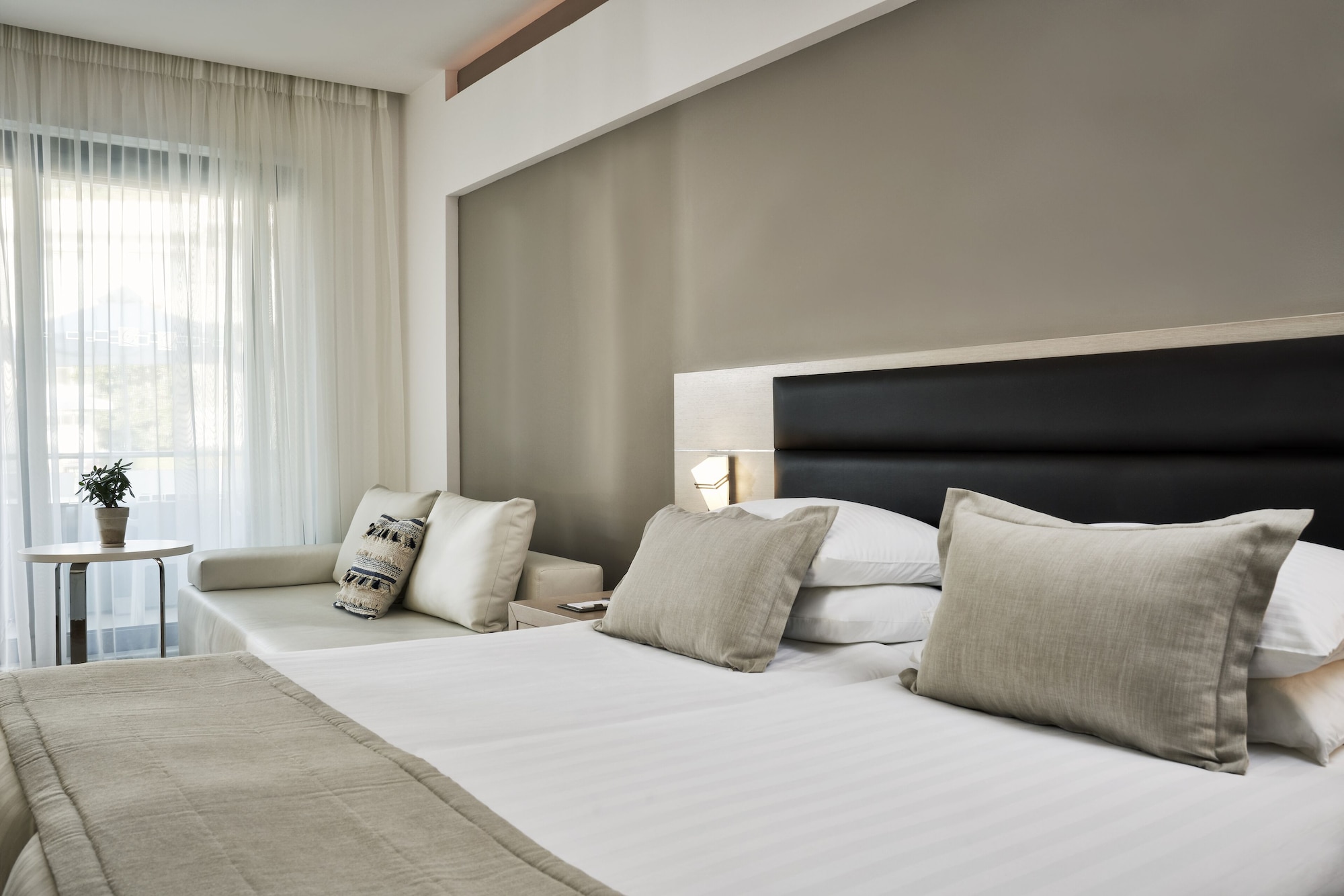 غرفة ديلوكس بسريرين منفصلين مع أريكة، Lesante Classic - Preferred Hotels & Resorts 7/10