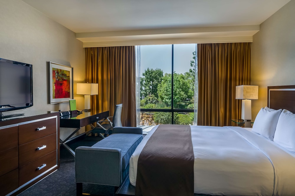 SUITE, KING BED, GARDEN VIEW