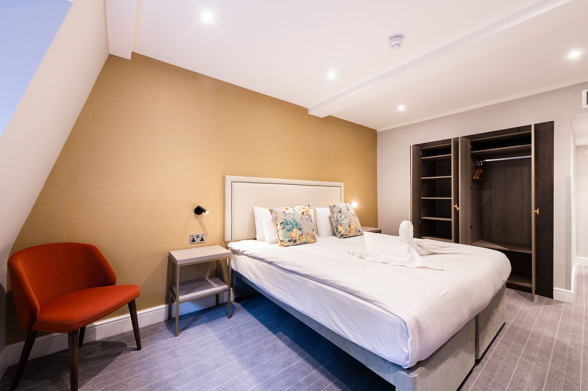 SUPERIOR, DOUBLE OR TWIN BED