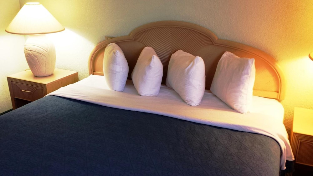Cocoa Beach Suites 17/33