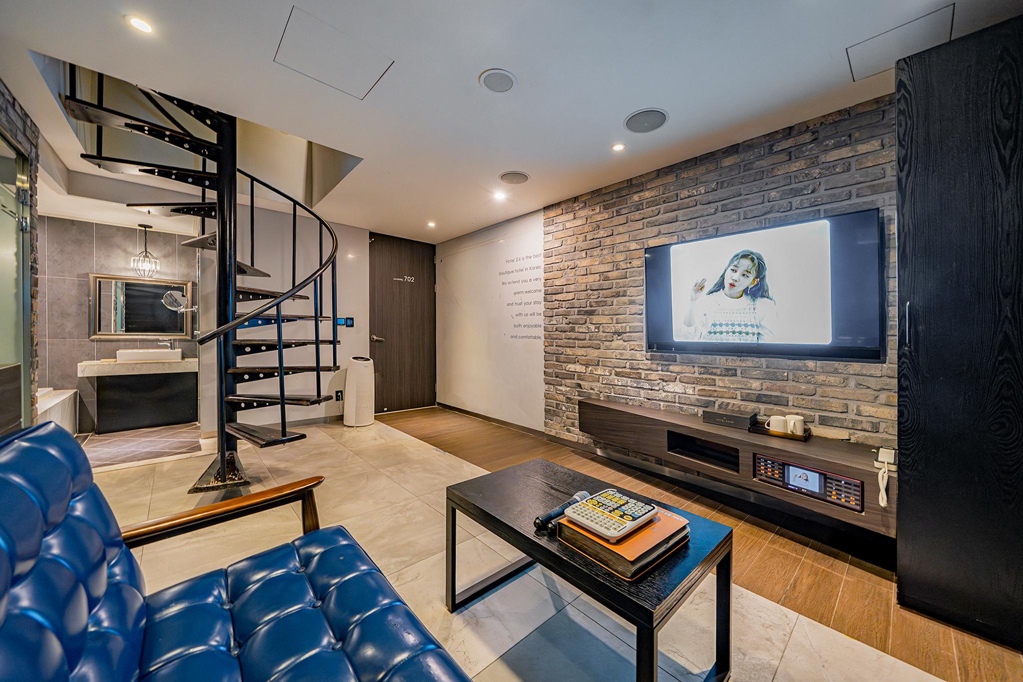 2 Bedrooms, Suite, Two Story