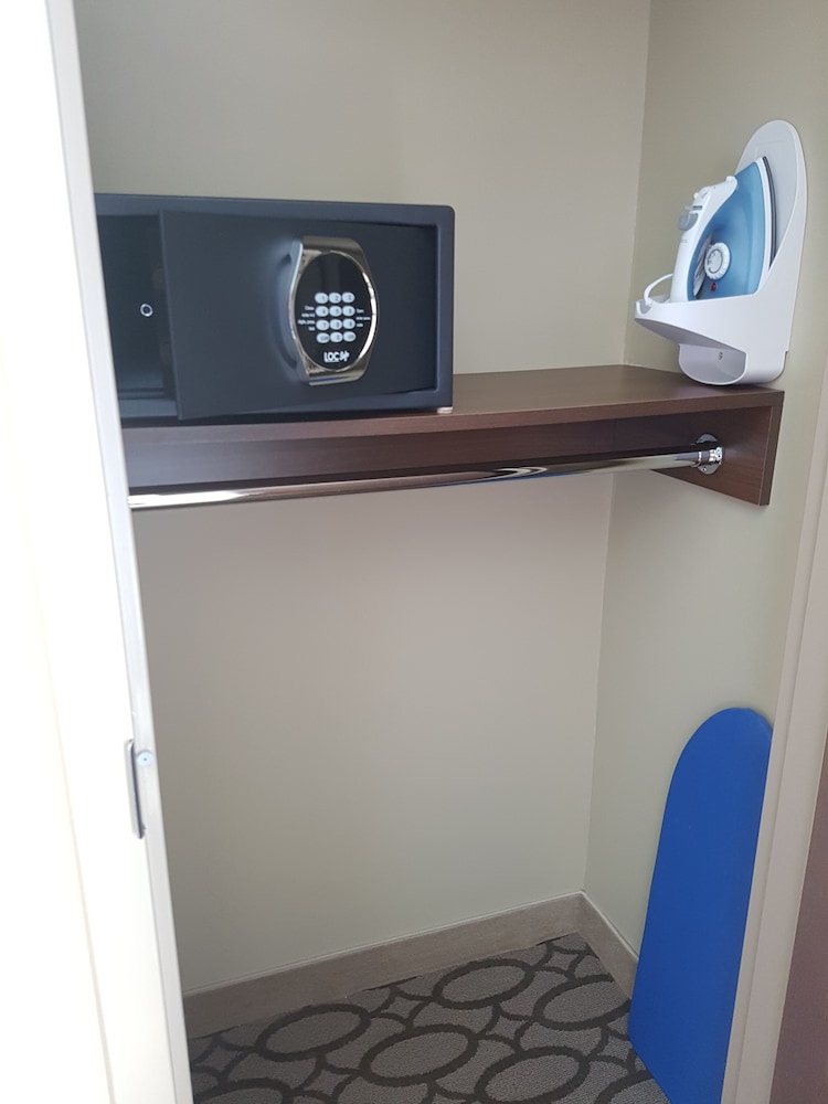 Best Western Plus St. John s Airport Hotel and Suites 20/36