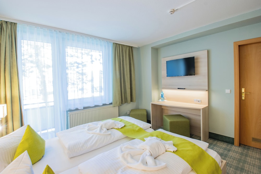 Room, Queen Bed, Balcony