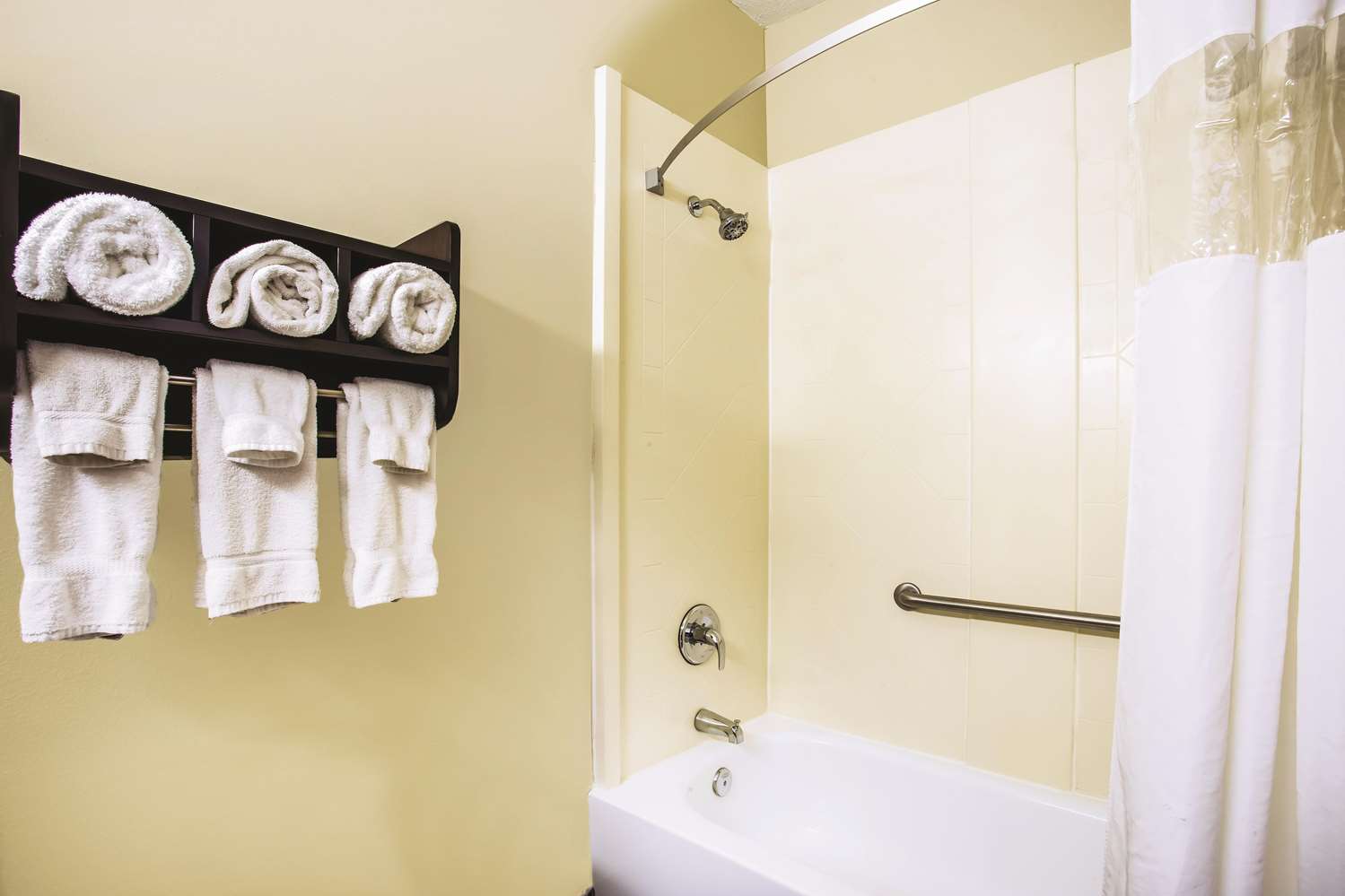 La Quinta Inn & Suites by Wyndham Evansville 43/43
