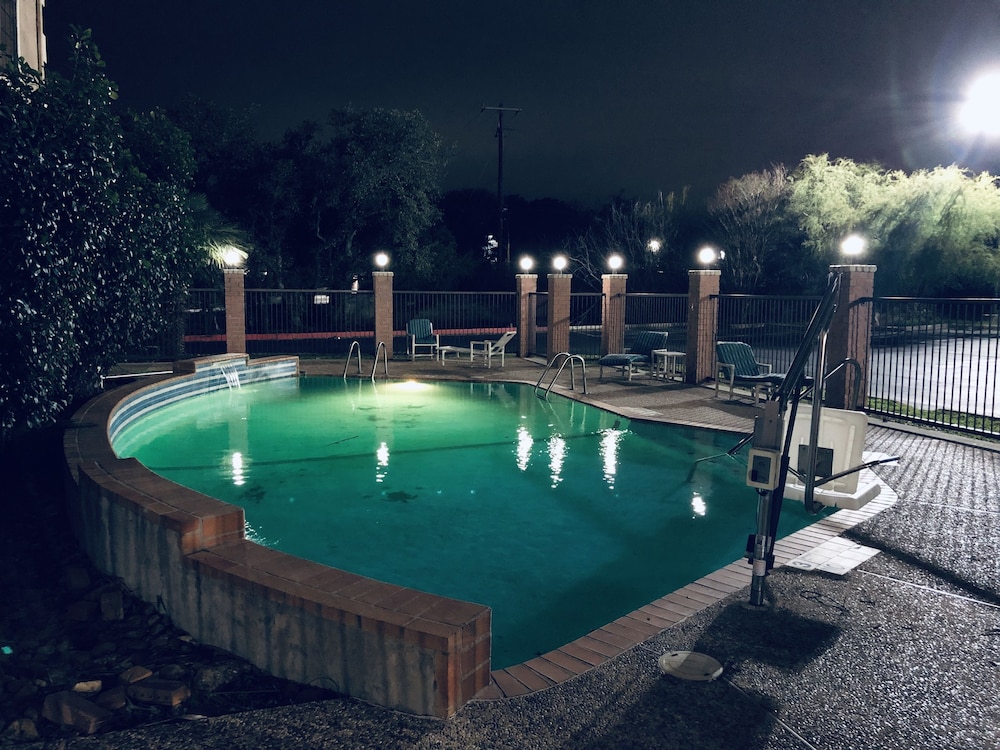 Days Inn & Suites by Wyndham San Antonio North/Stone Oak 3/63