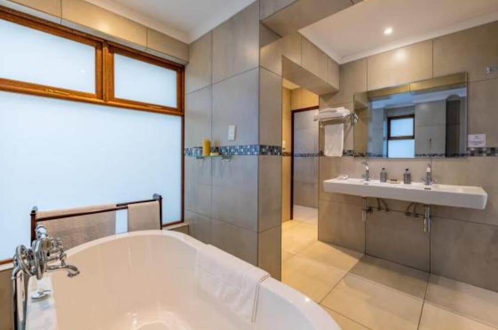 Sheppard Boutique Guesthouse 46/50