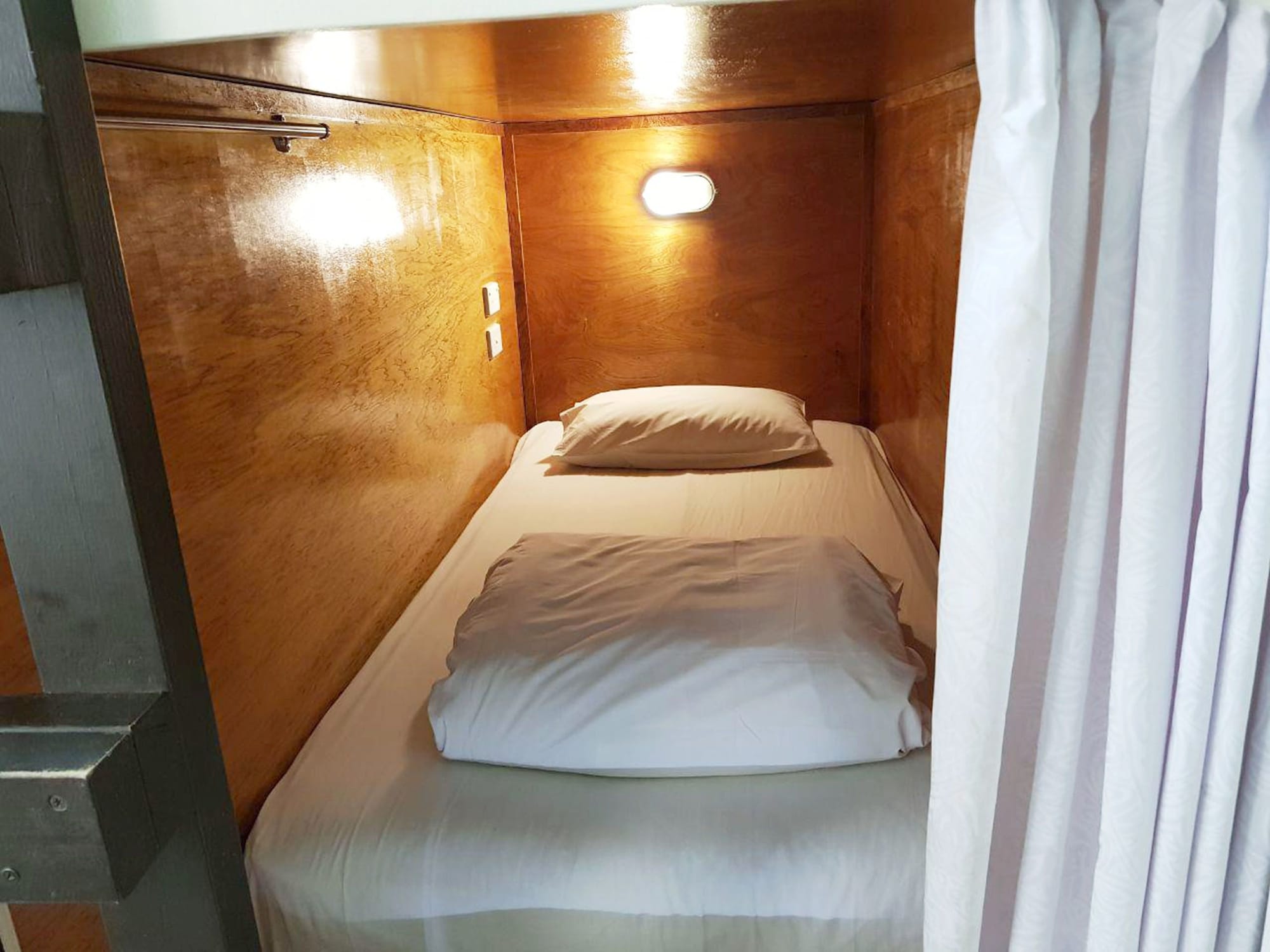 CAPSULE, MIXED DORM