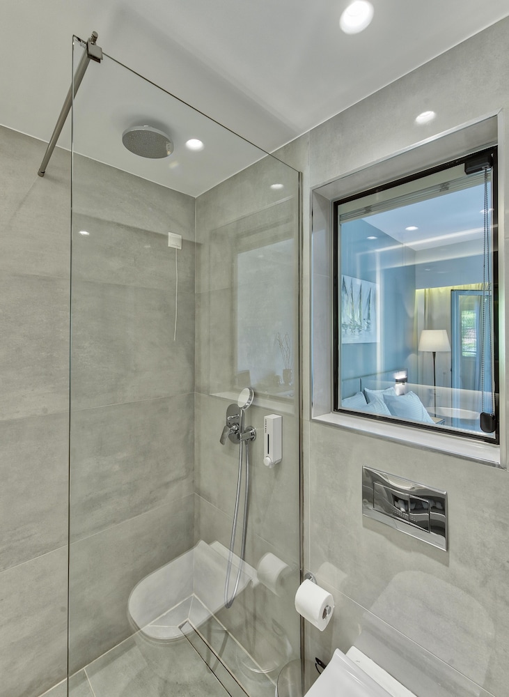 Contessa Hotel 102/105