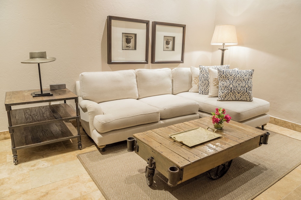 Bastion Luxury Hotel 48/75