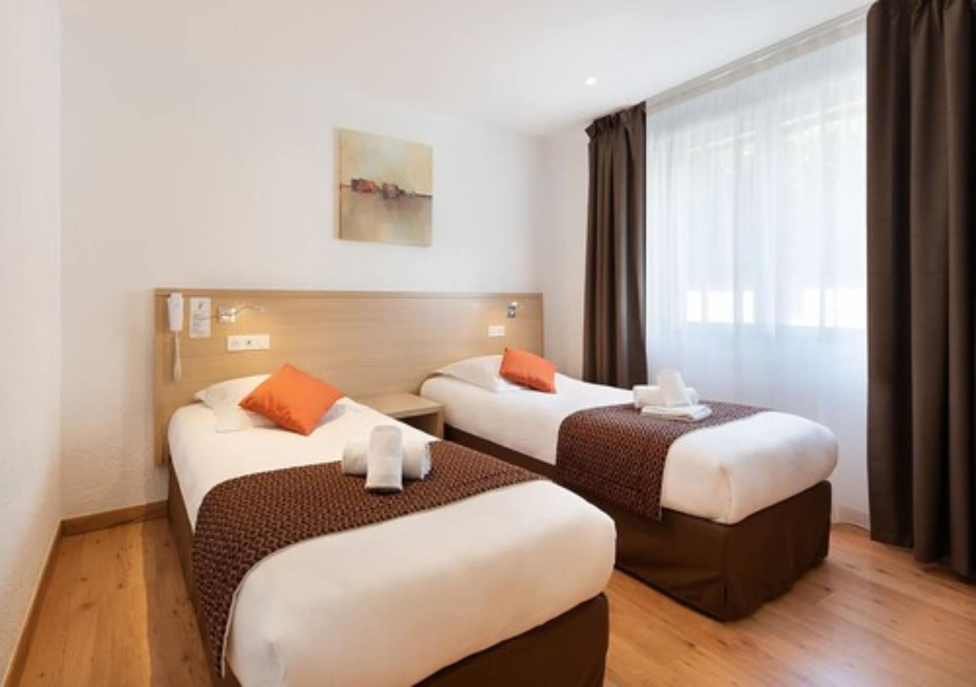 ECONOMY, TWIN BEDS, STREET VIEW, GROUND FLOOR