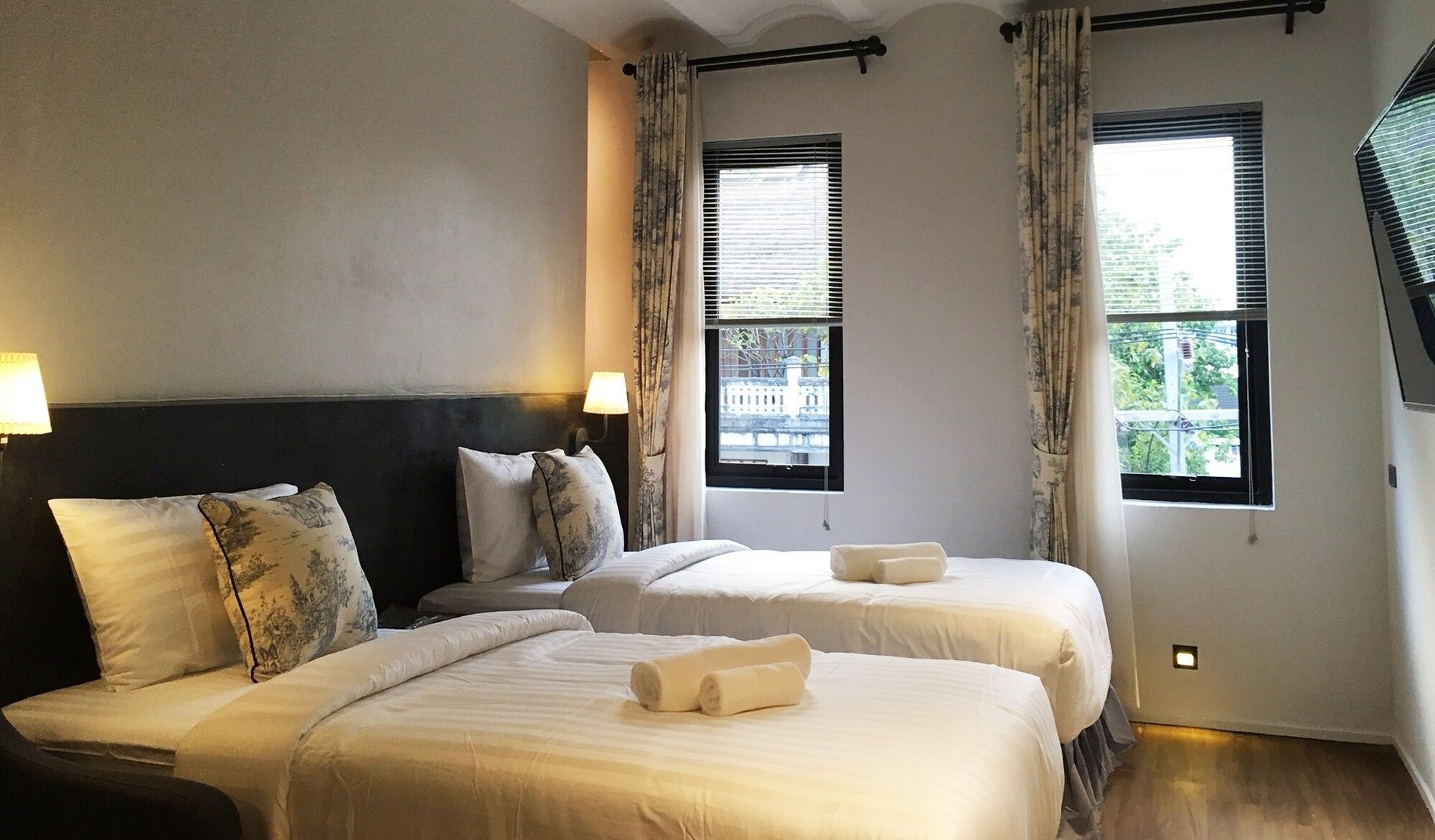 EXECUTIVE, DOUBLE OR TWIN BED