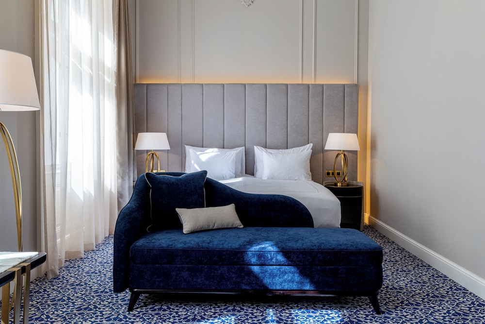 Classic, King Bed, Front View