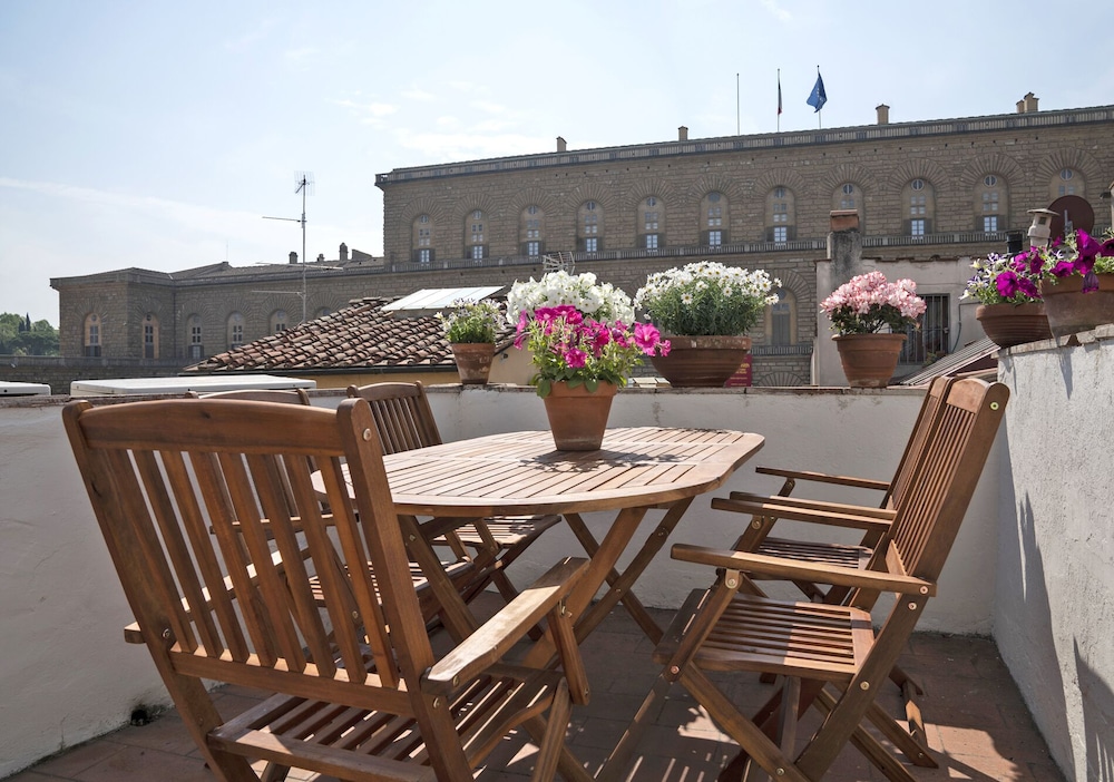 Amazing View to Pitti Palace 3BD Apt 10/24