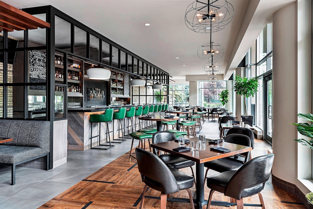 Sheraton Suites Calgary Eau Claire 38/52