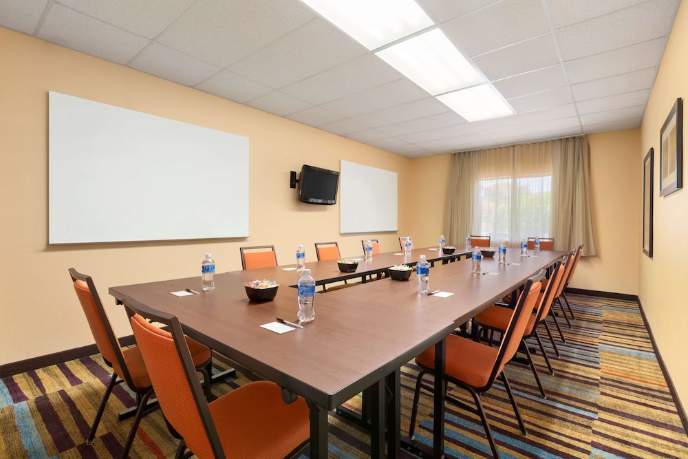 Country Inn & Suites by Radisson, Phoenix Airport, AZ 37/46