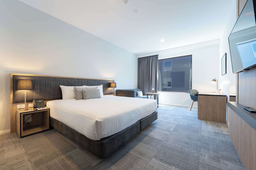 DELUXE, KING BED