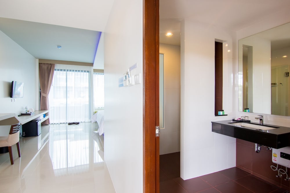 THE PHU BEACH HOTEL 62/65