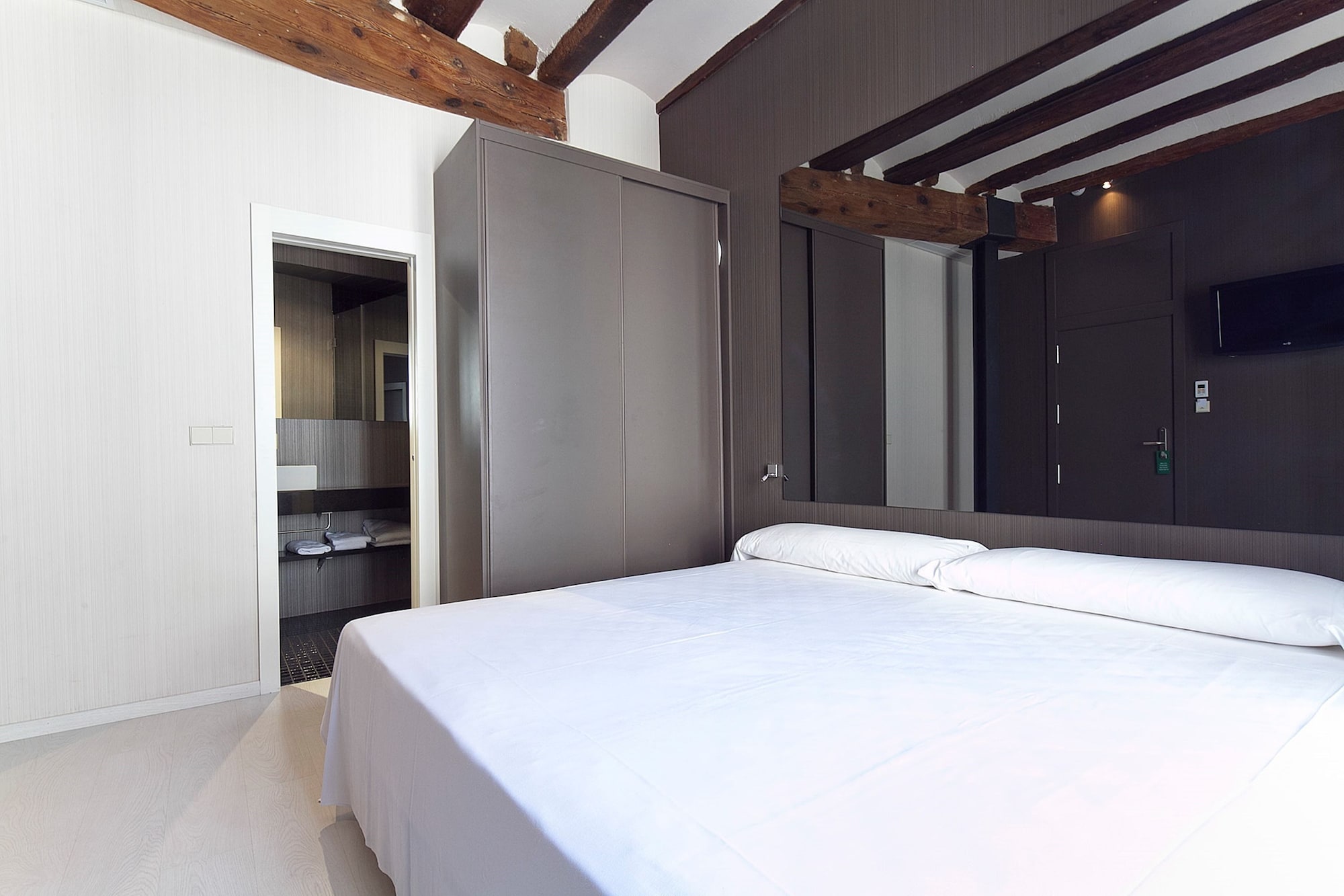 ROOM, DOUBLE BED