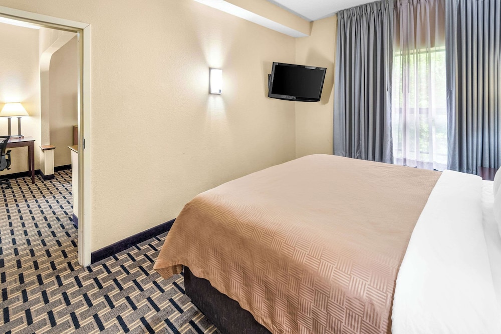 Clarion Inn & Suites Indianapolis Northwest 15/55
