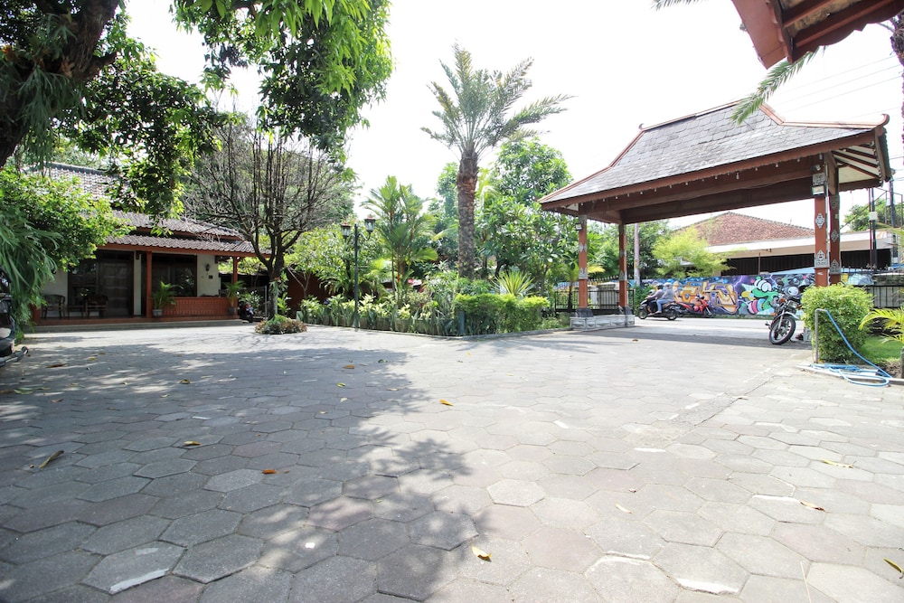 Reddoorz Plus Near Alun Alun Selatan 2 4/32