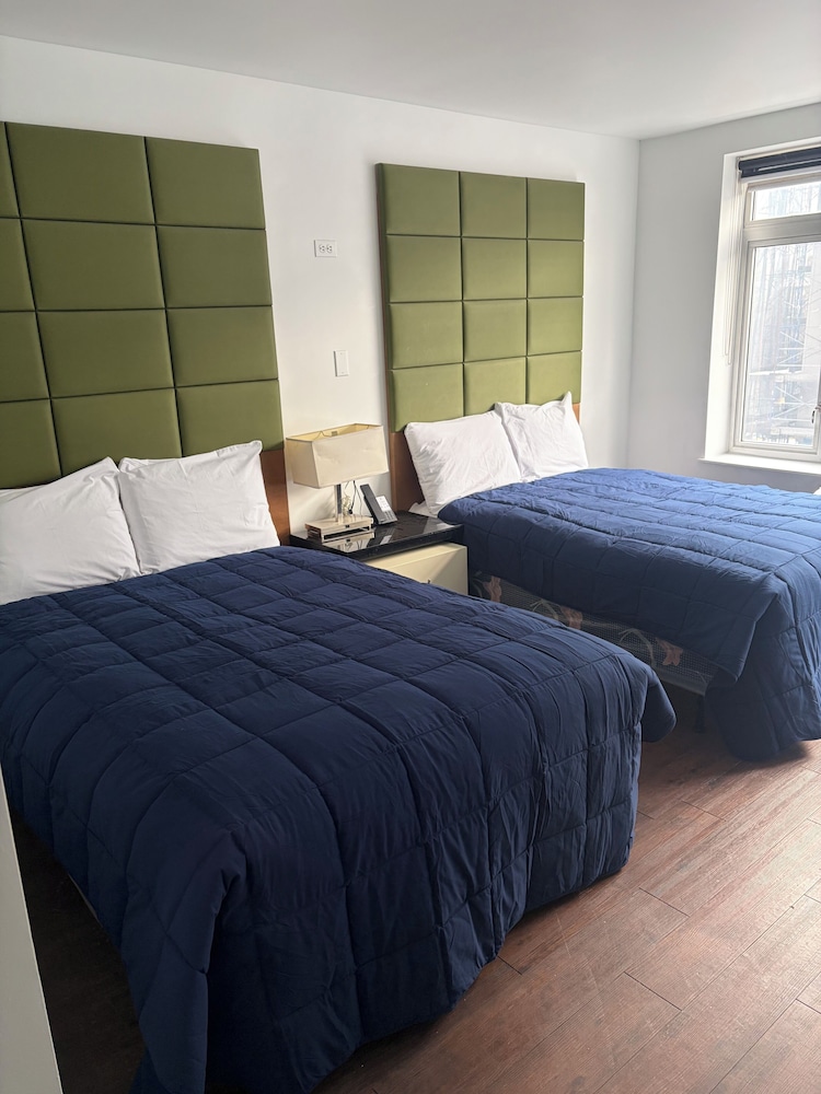 DELUXE, 2 DOUBLE BEDS