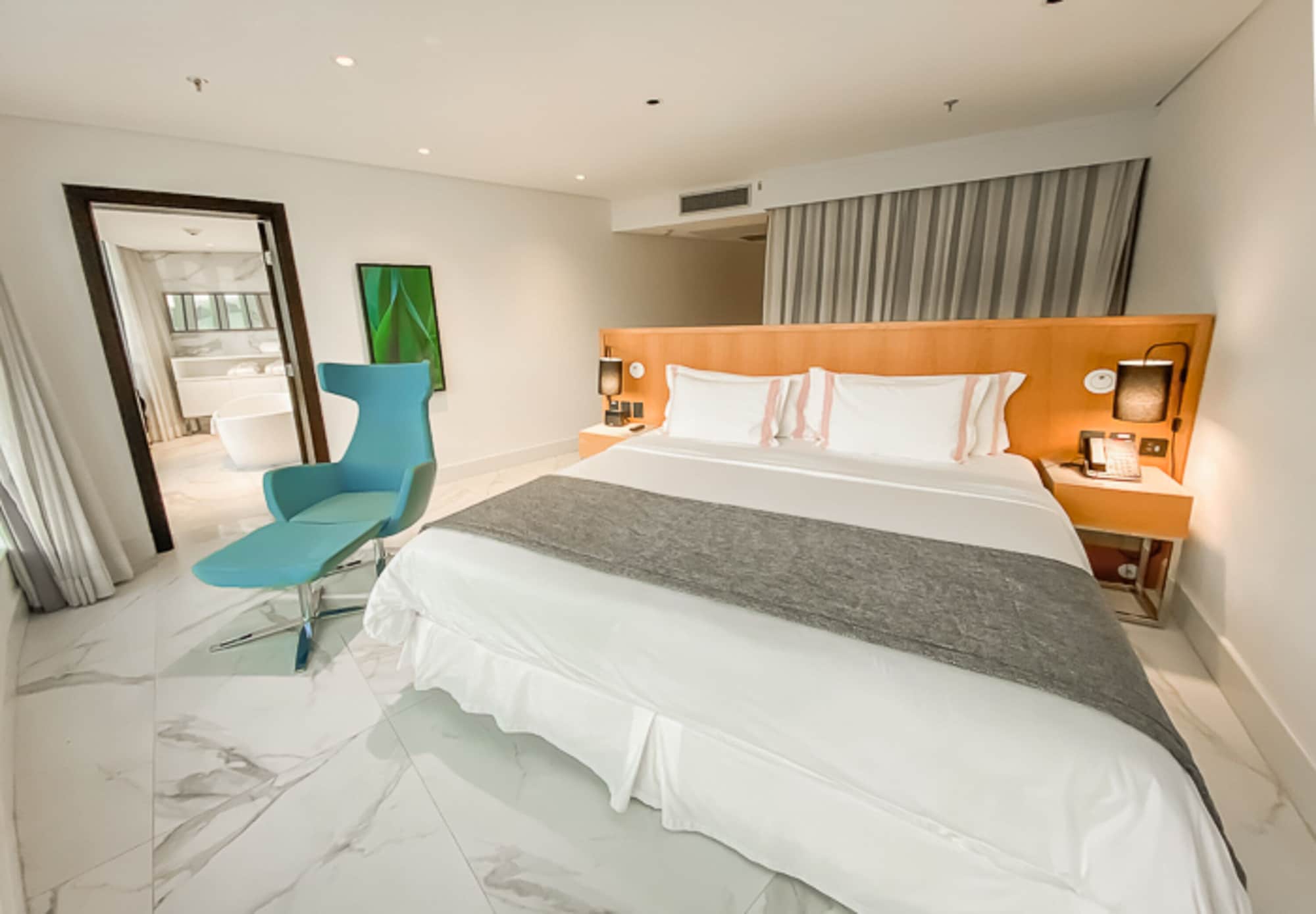 DELUXE, DOUBLE BED, BATHTUB