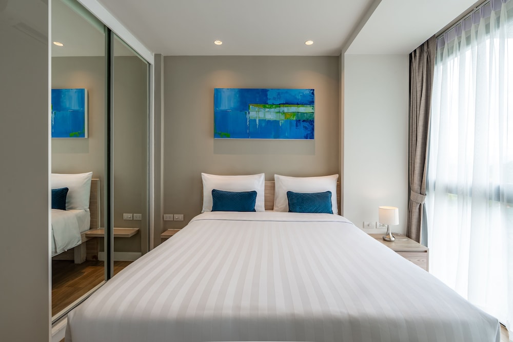DELUXE, SUITE, DOUBLE BED, POOL VIEW