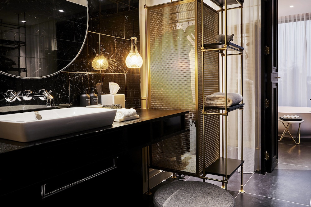 Roomers Munich, Autograph Collection 50/56