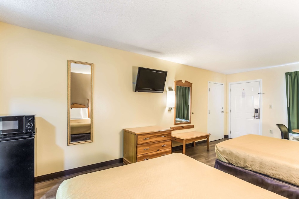 Econo Lodge Clinton - Jackson West, MS 13/25