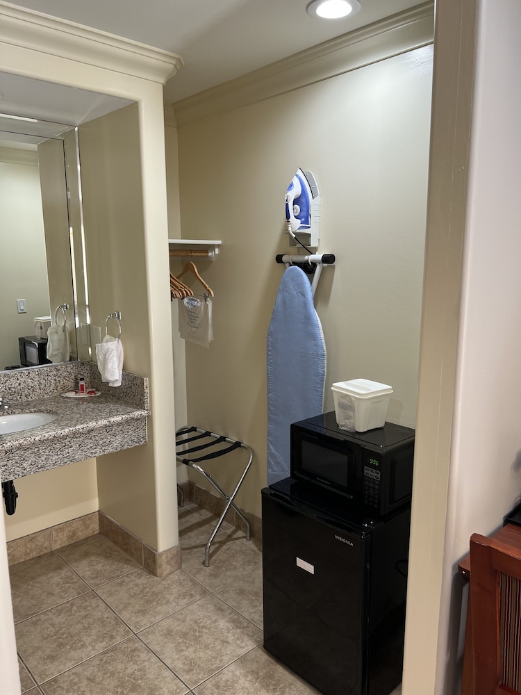 Travelodge By Wyndham Brea 22/29