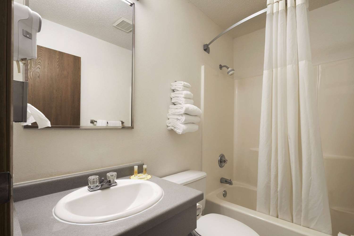 Days Inn by Wyndham Willmar 32/33