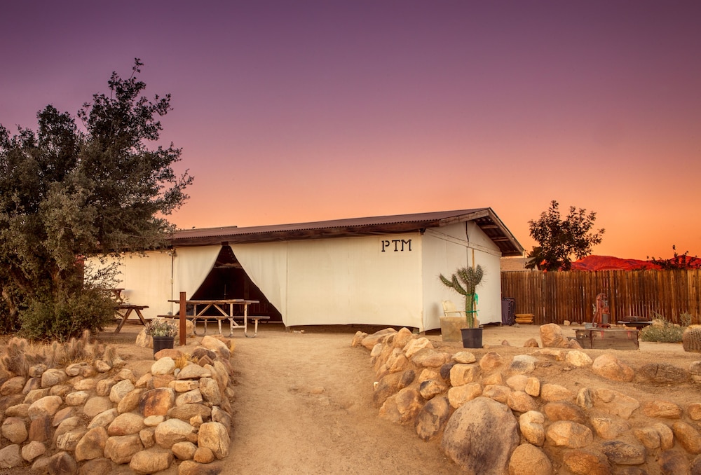 Pioneertown Motel 10/53