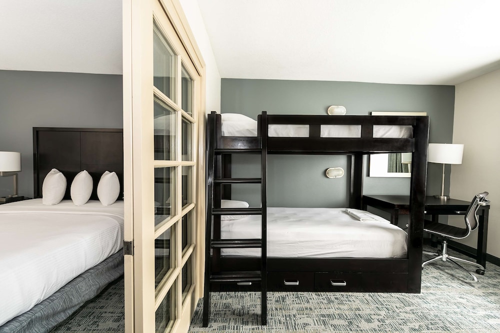 SUITE, MULTIPLE BEDS
