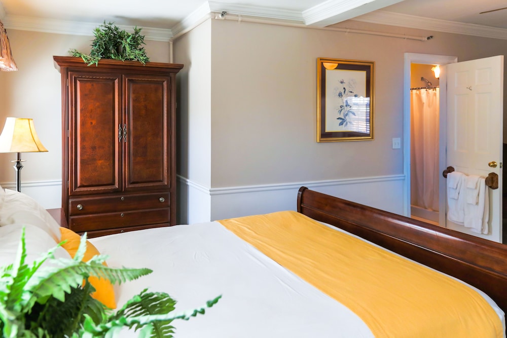 Essex Street Inn & Suites, an Ascend Collection Hotel 25/75