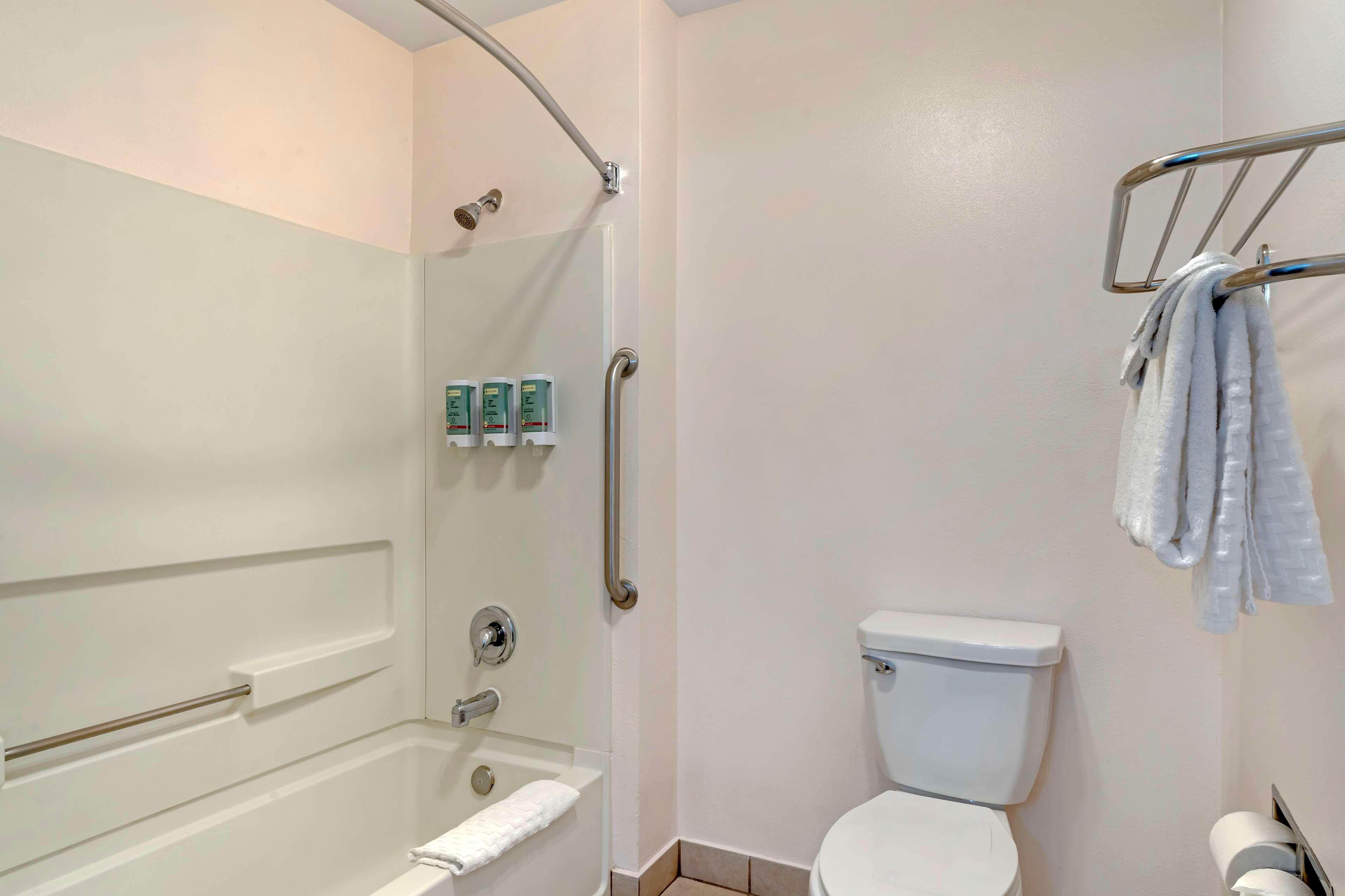 غرفة كبيرة بسرير كينج بمنطقة جلوس، Best Western Salinas Monterey Hotel 3/3