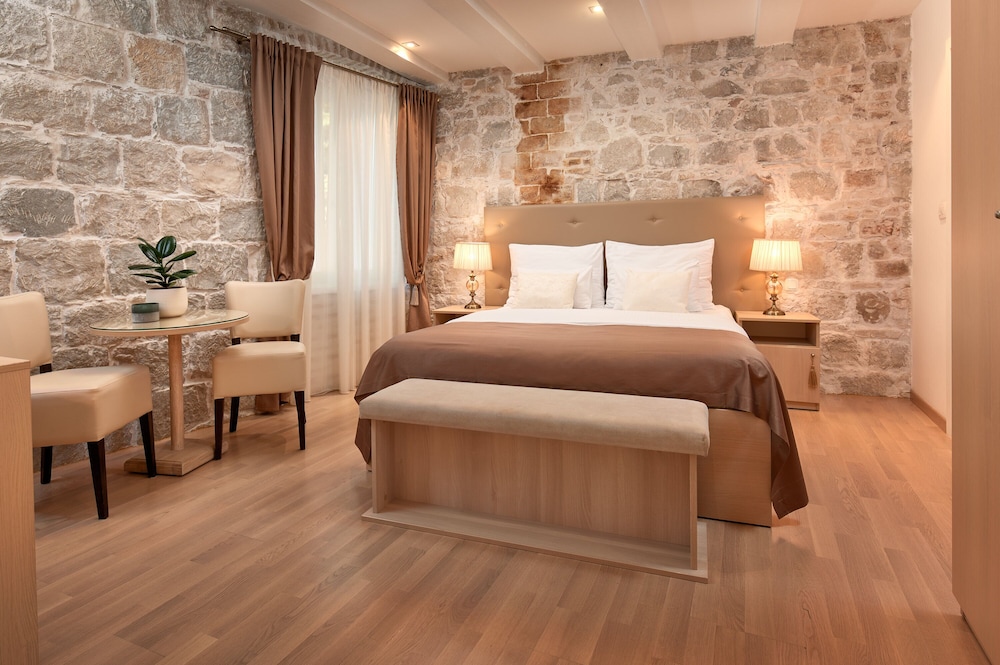 LANTERNA ROOMS 7/50