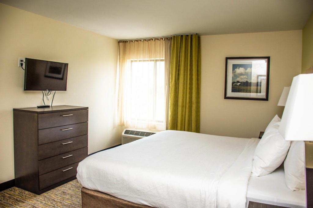 1 Bedroom, Mixed Dorm, Suite, King Bed, Accessible