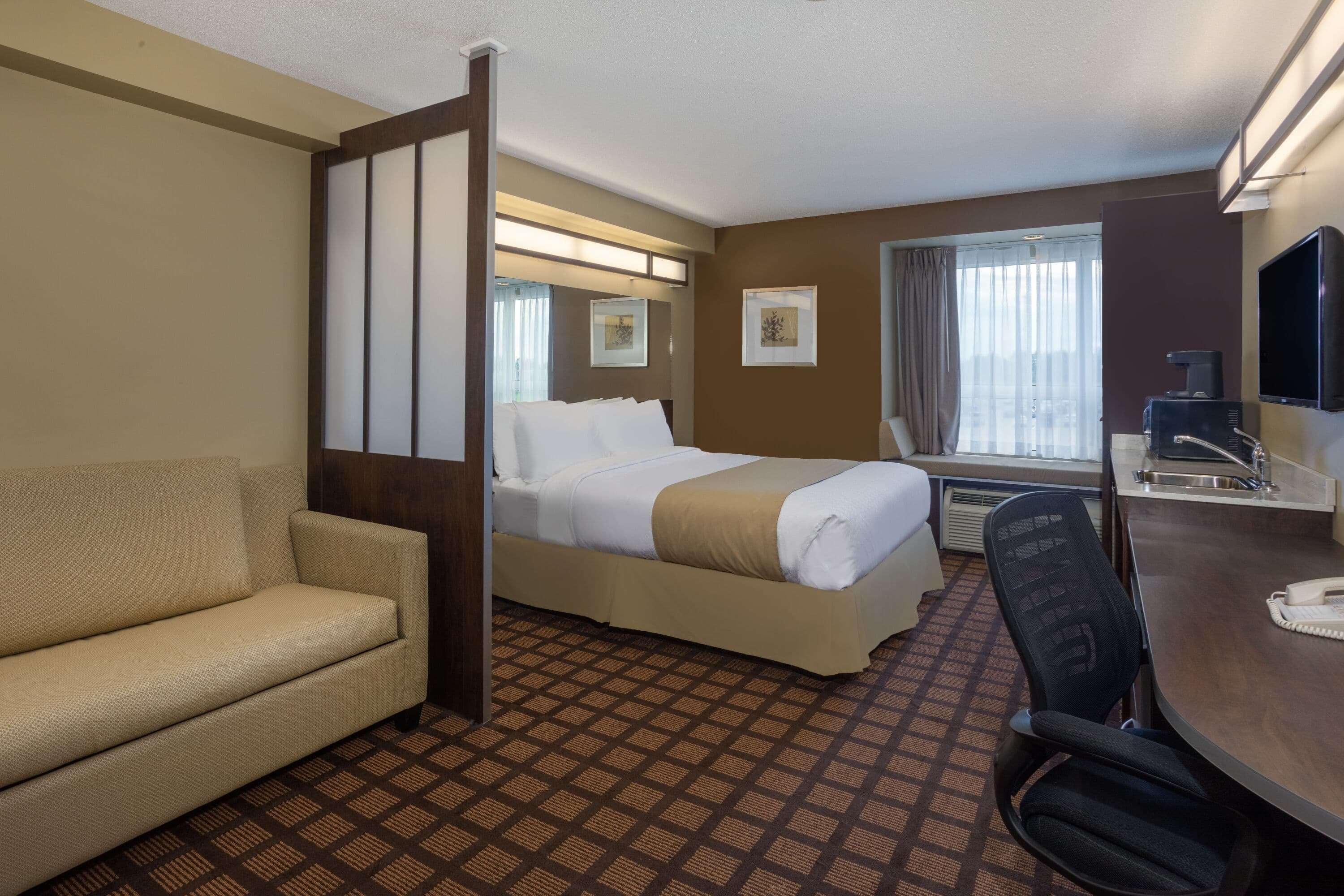 Suite, Queen Bed, Accessible