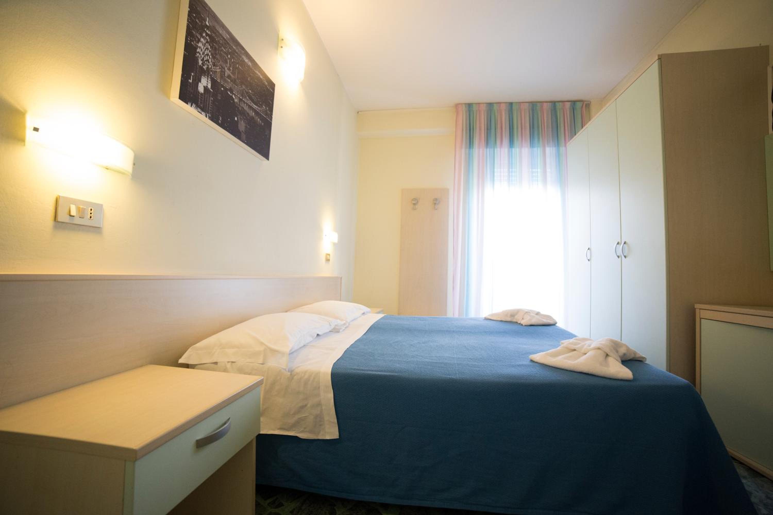 ROOM, TRIPLE