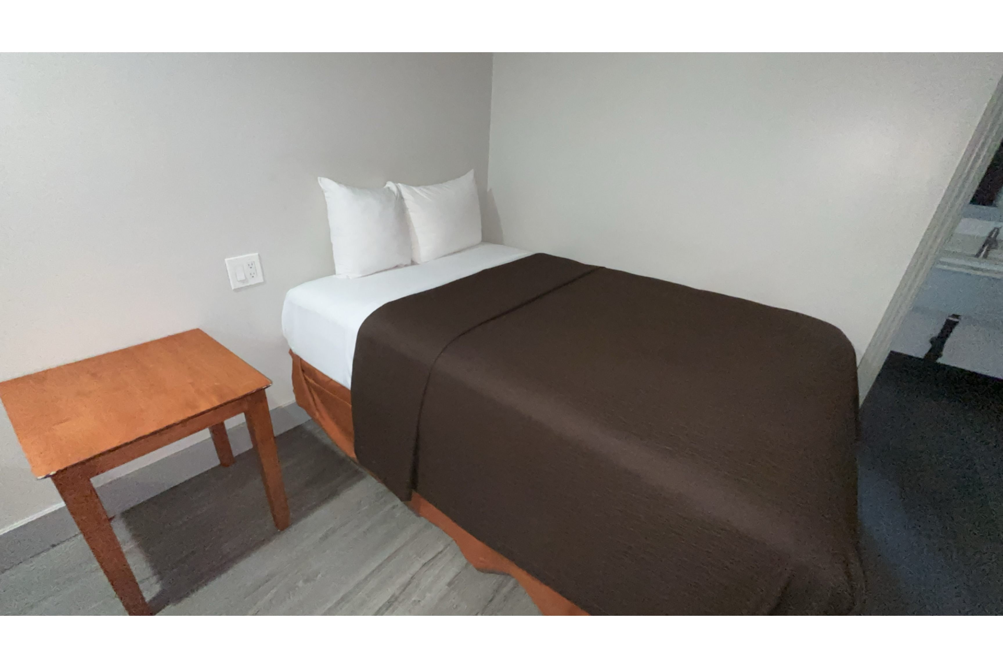 6 Rivers Motel 12/56