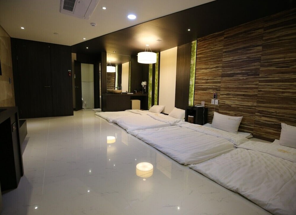 Elga Hotel 27/67