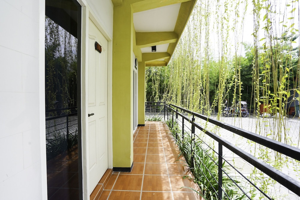 OYO 2493 Lotus Hotel Syariah 1/39