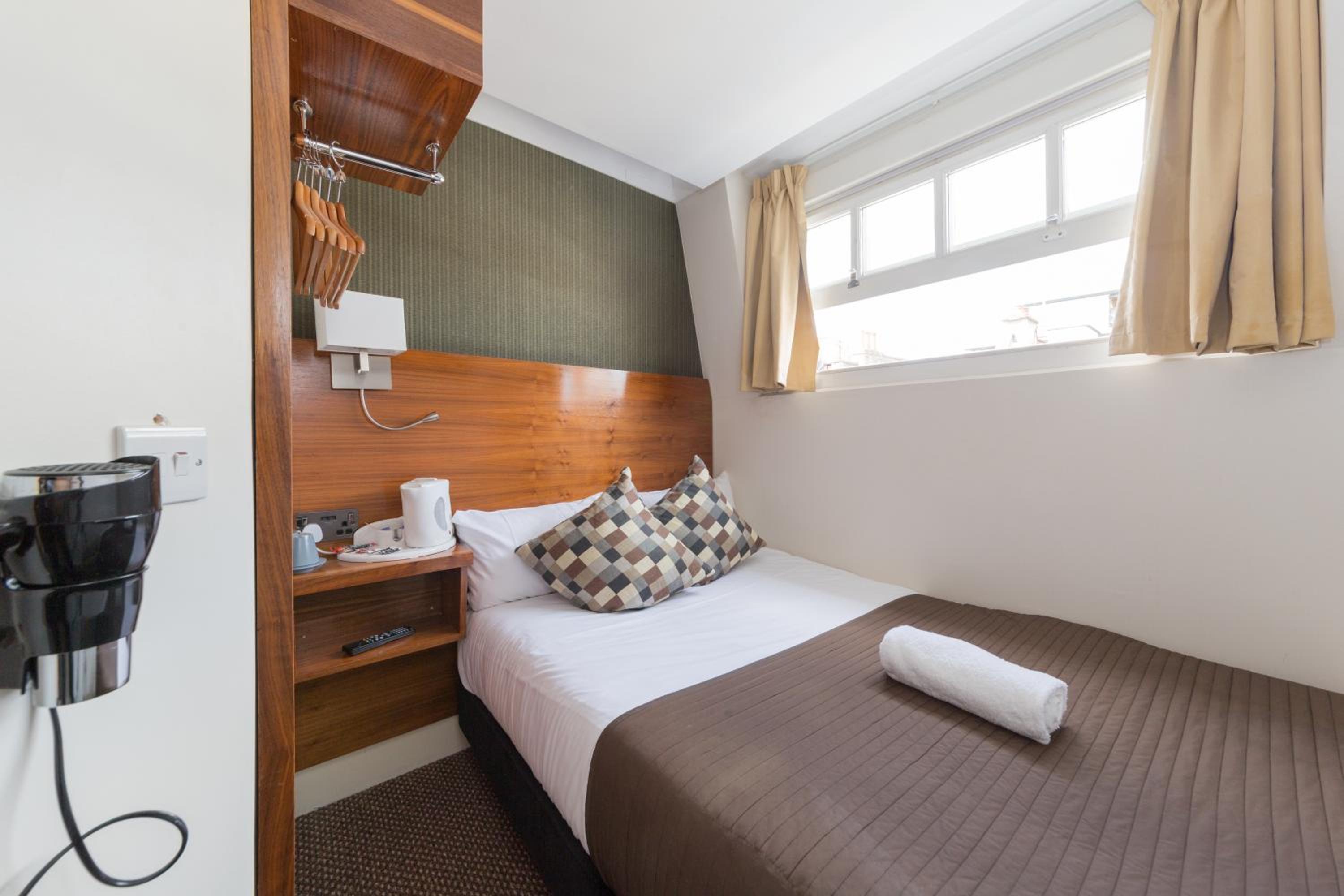 ROOM, SINGLE