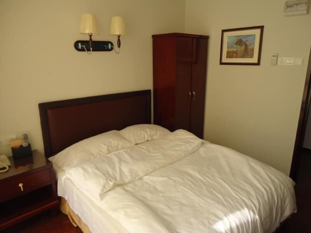 Deluxe, Queen Bed, ADITYA HOTEL 2/4