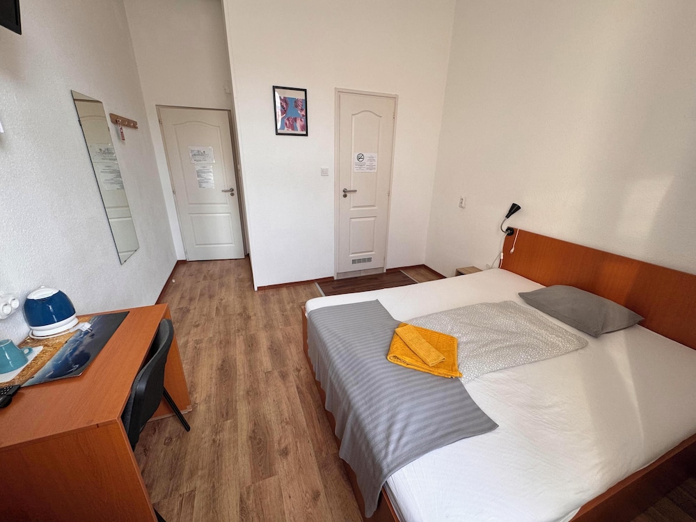 ROOM, DOUBLE OR TWIN BED