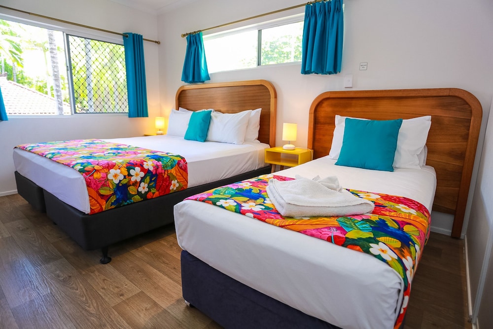 PORT DOUGLAS MOTEL 6/73