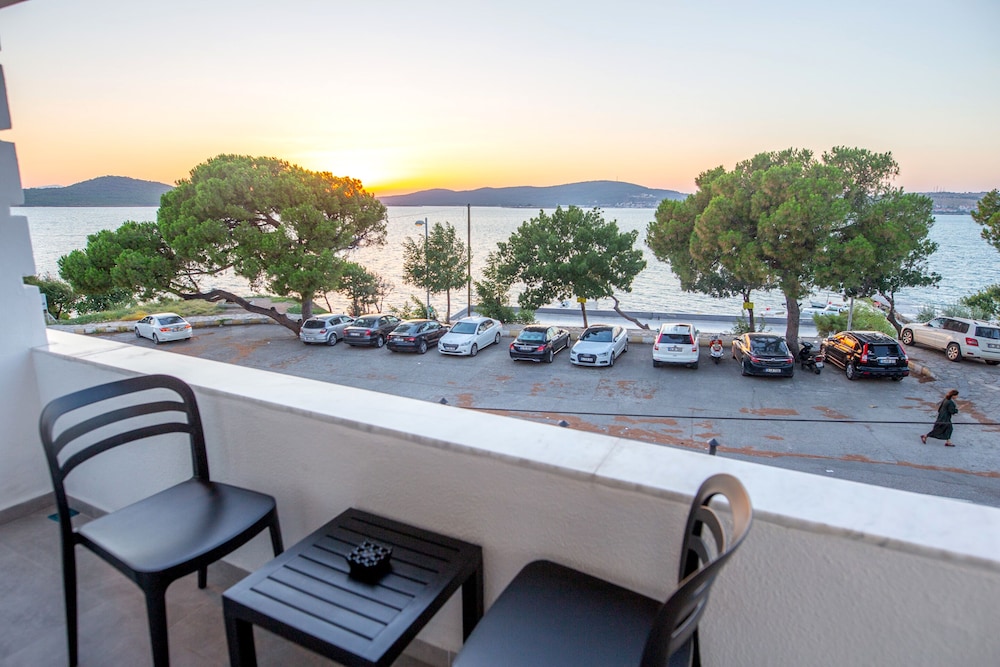Camlik 87 Hotel Ayvalik 55/63