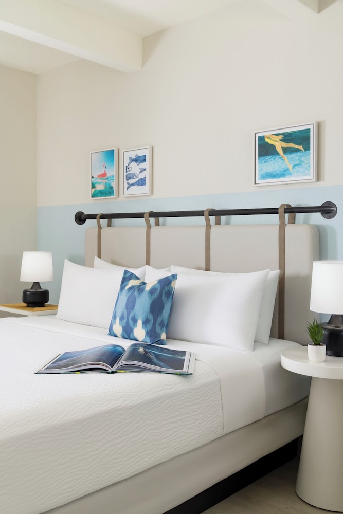 ROOM, QUEEN BED